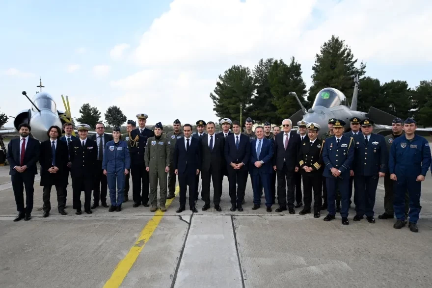 Selfie μέσα σε ελληνικό Rafale έβγαλε ο Γάλλος υπουργός Άμυνας με τον Παναγιωτόπουλο!