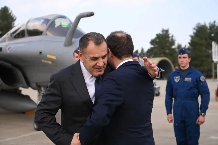 Selfie μέσα σε ελληνικό Rafale έβγαλε ο Γάλλος υπουργός Άμυνας με τον Παναγιωτόπουλο!