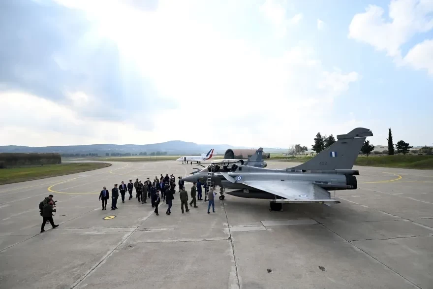 Selfie μέσα σε ελληνικό Rafale έβγαλε ο Γάλλος υπουργός Άμυνας με τον Παναγιωτόπουλο!