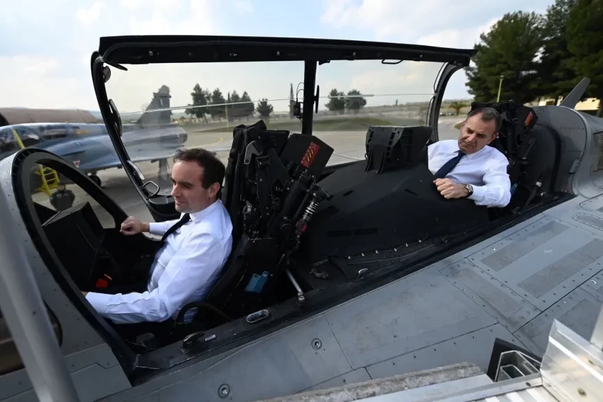 Selfie μέσα σε ελληνικό Rafale έβγαλε ο Γάλλος υπουργός Άμυνας με τον Παναγιωτόπουλο!