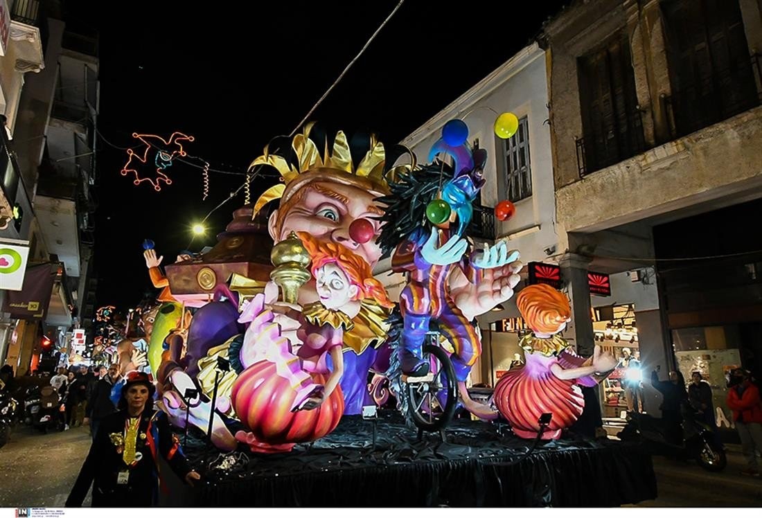 Πατρινό Καρναβάλι 2023: Φαντασμαγορική η νυχτερινή παρέλαση των αρμάτων
