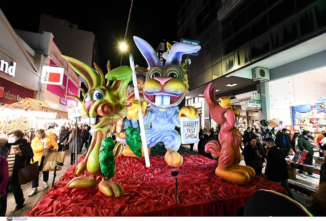 Πατρινό Καρναβάλι 2023: Φαντασμαγορική η νυχτερινή παρέλαση των αρμάτων