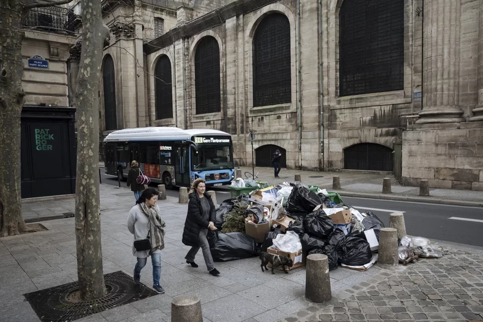 Παρίσι- Βουνό τα σκουπίδια λόγω των απεργιών -Φοβούνται για αρουραίους