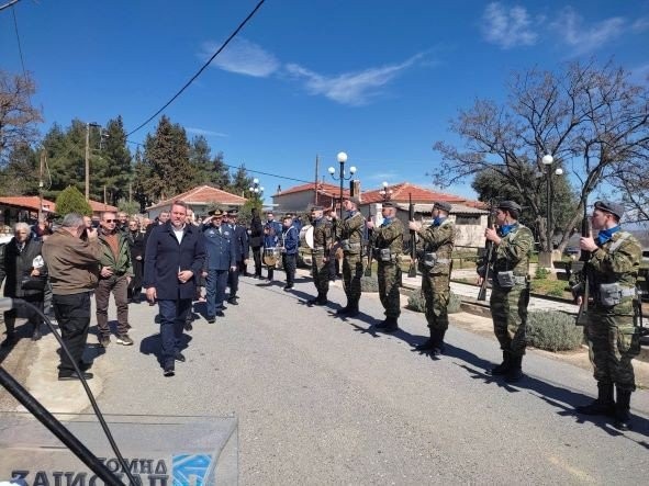 Δ.Παιονίας - Τελετή αποκαλυπτηρίων της πινακίδας ονοματοθεσίας της κεντρικής οδού Πηγής σε οδό «Ανθυποσμηναγού Στέφανου Μαυροματίδη»