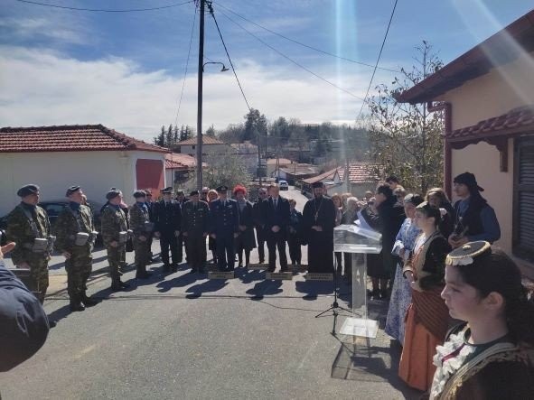 Δ.Παιονίας - Τελετή αποκαλυπτηρίων της πινακίδας ονοματοθεσίας της κεντρικής οδού Πηγής σε οδό «Ανθυποσμηναγού Στέφανου Μαυροματίδη»