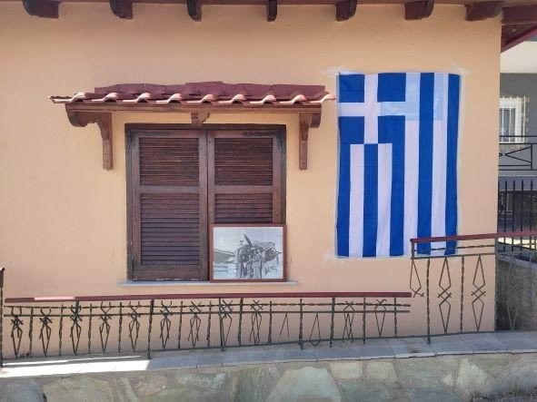 Δ.Παιονίας - Τελετή αποκαλυπτηρίων της πινακίδας ονοματοθεσίας της κεντρικής οδού Πηγής σε οδό «Ανθυποσμηναγού Στέφανου Μαυροματίδη»
