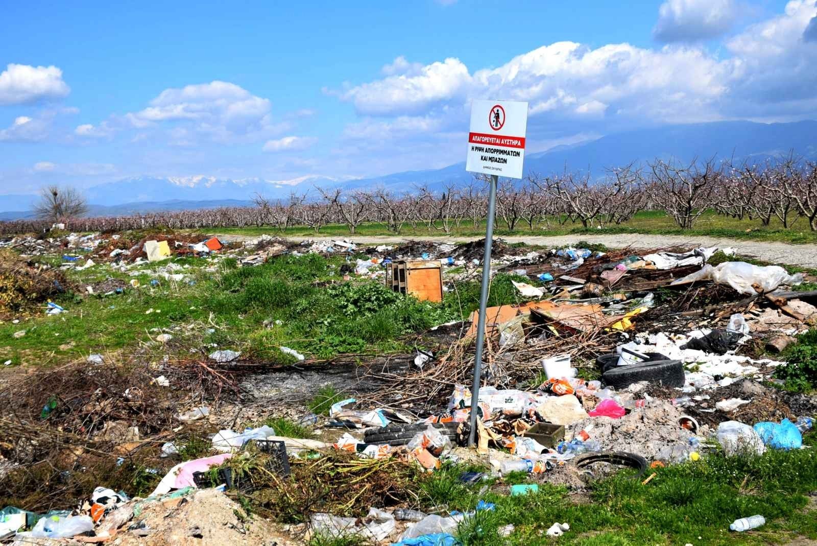 Λιποχώρι – Καλύβια: Οι όμορφες ανθισμένες ροδακινιές και οι άσχημες χωματερές ανάμεσα τους…για να μην ξεχνιόμαστε!