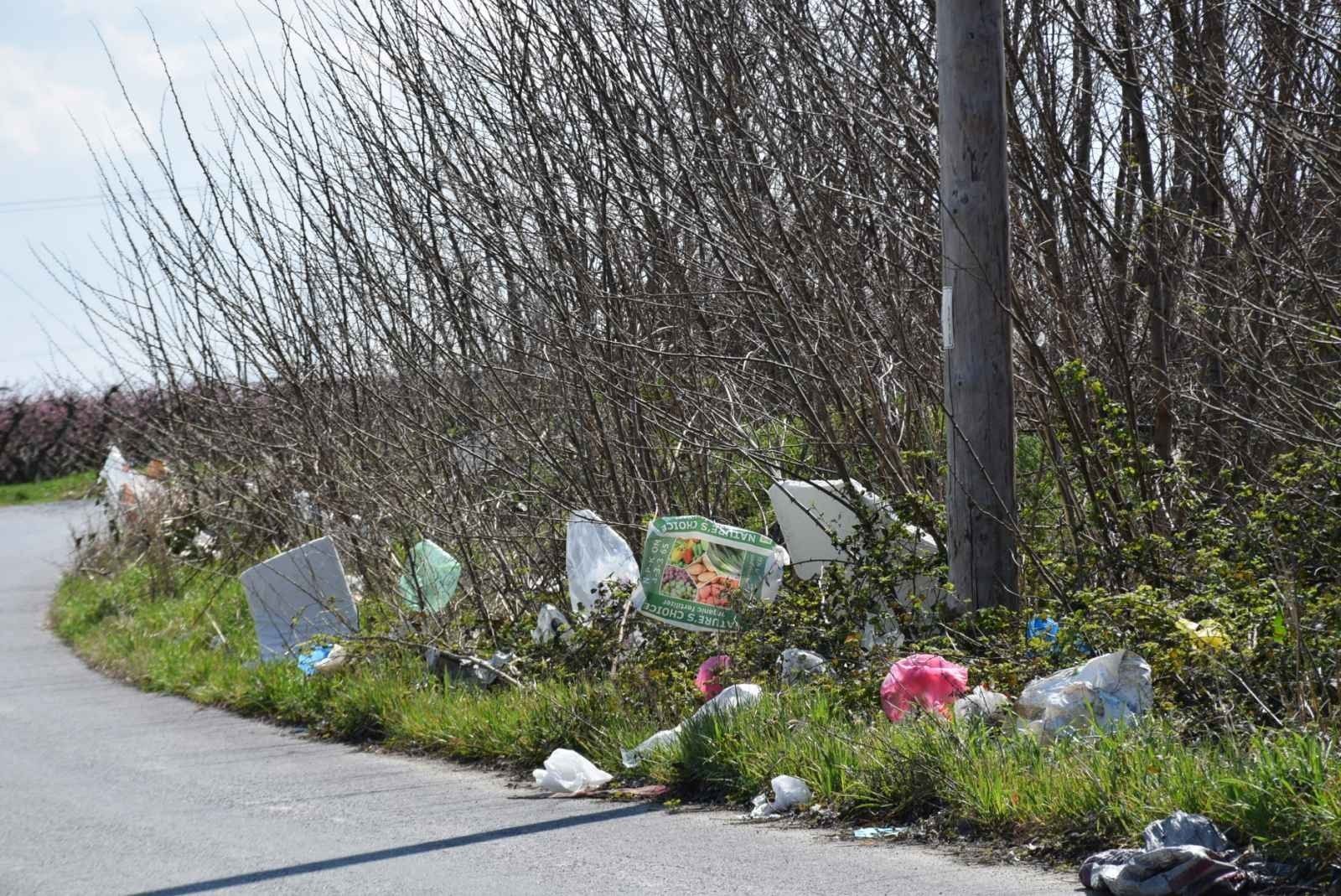 Λιποχώρι – Καλύβια: Οι όμορφες ανθισμένες ροδακινιές και οι άσχημες χωματερές ανάμεσα τους…για να μην ξεχνιόμαστε!