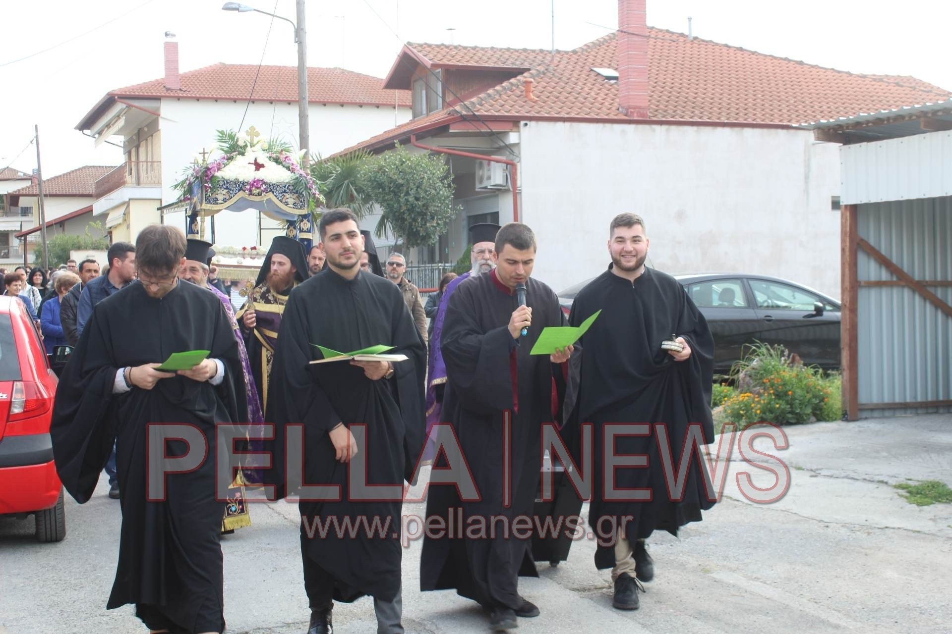 Ι.Ν.Αγ. Γεωργίου Σκύδρας: με κατάνυξη η περιφορά του επιταφίου