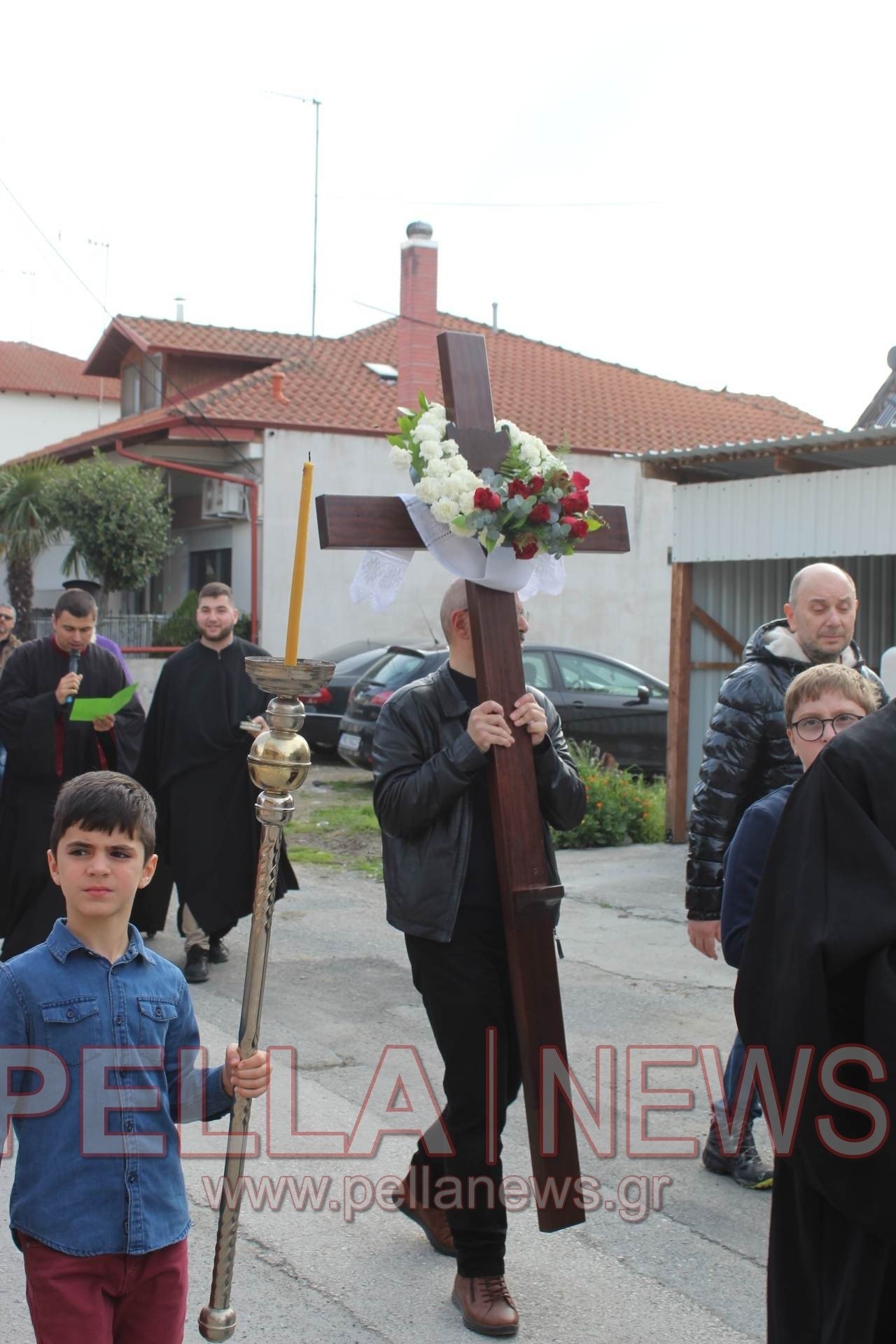 Ι.Ν.Αγ. Γεωργίου Σκύδρας: με κατάνυξη η περιφορά του επιταφίου