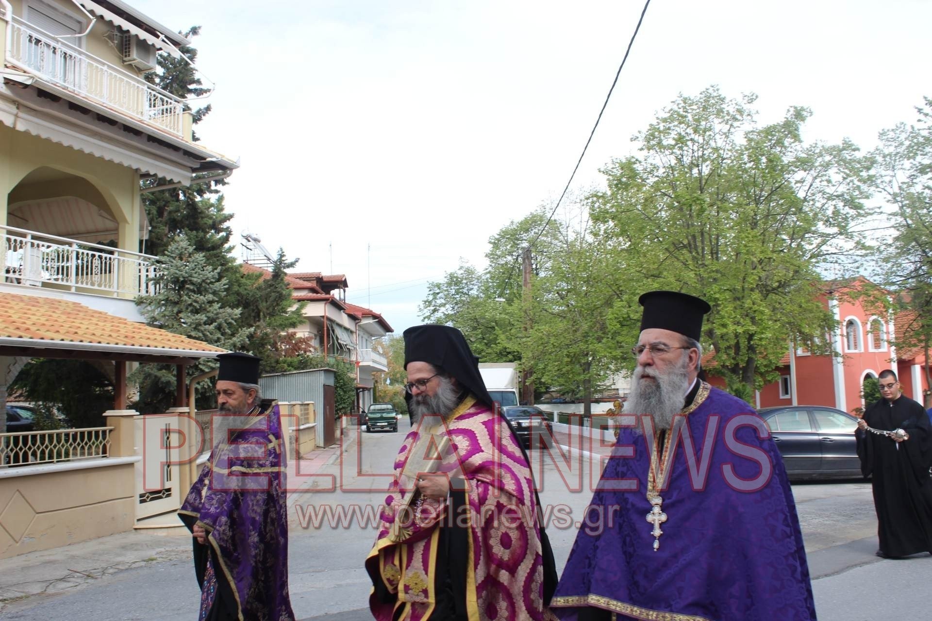 Ι.Ν.Αγ. Γεωργίου Σκύδρας: με κατάνυξη η περιφορά του επιταφίου