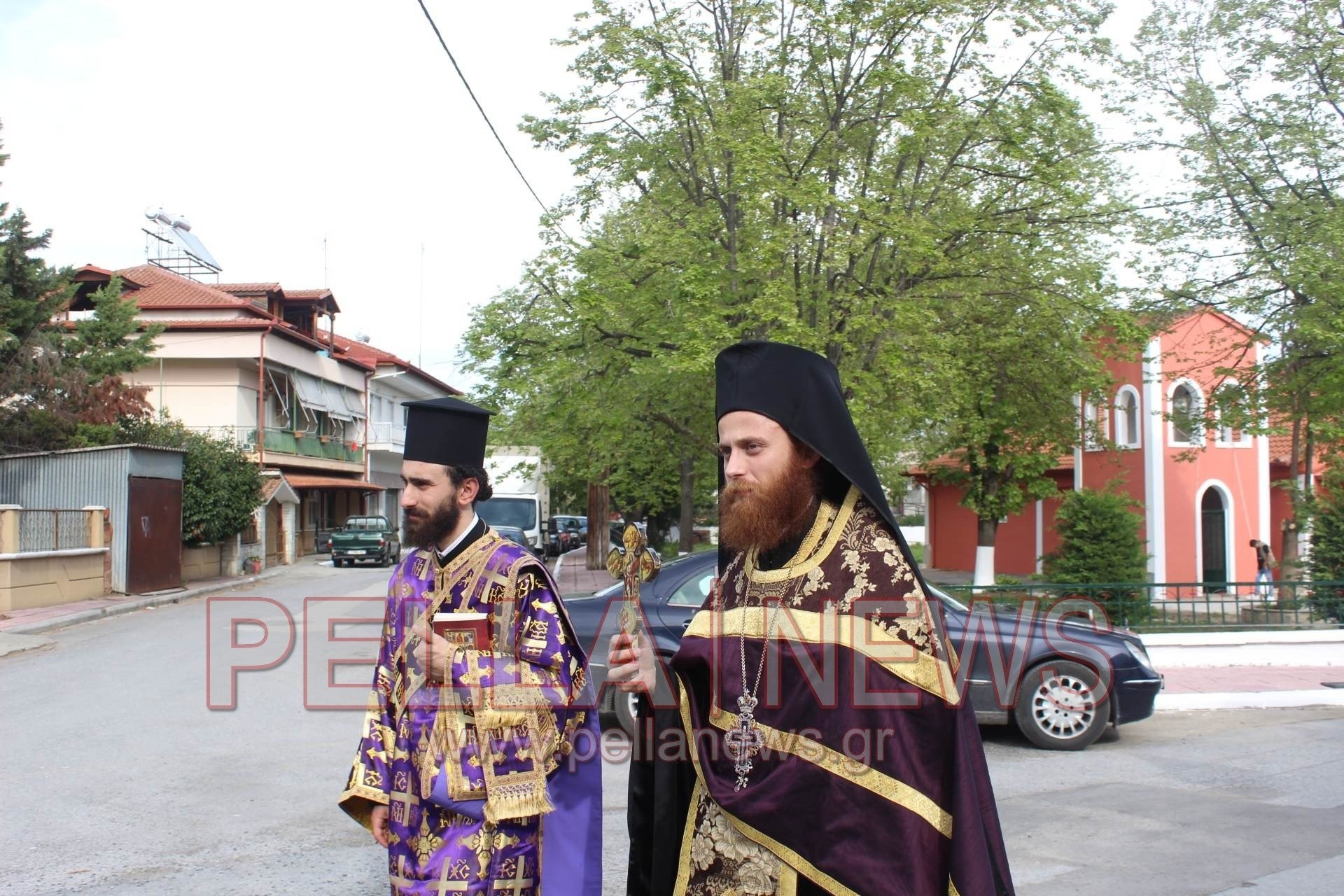 Ι.Ν.Αγ. Γεωργίου Σκύδρας: με κατάνυξη η περιφορά του επιταφίου