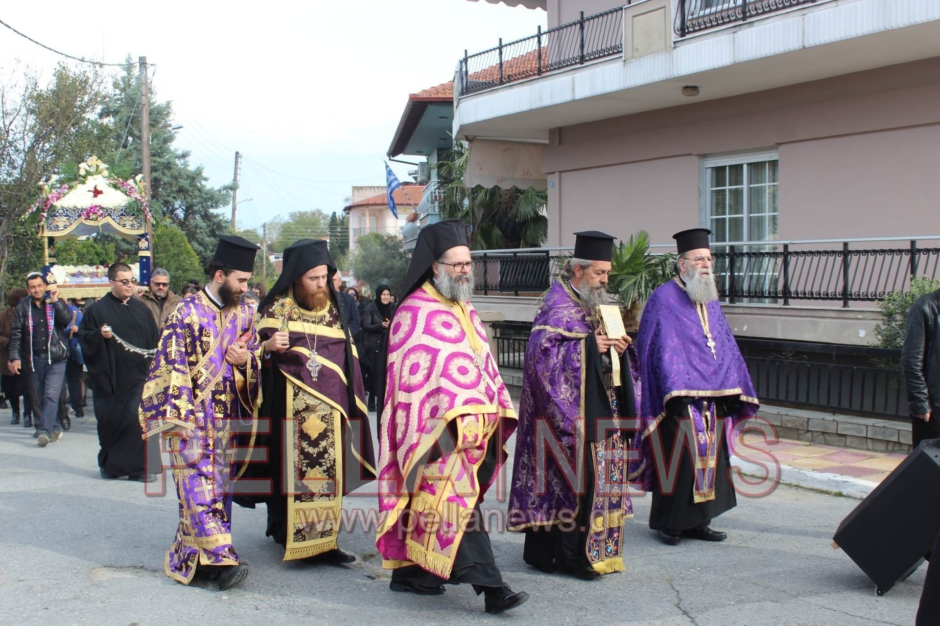 Ι.Ν.Αγ. Γεωργίου Σκύδρας: με κατάνυξη η περιφορά του επιταφίου