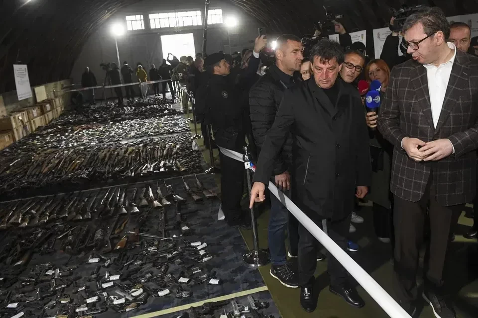Σερβία: Πολίτες παρέδωσαν 13.500 παράνομα όπλα, μετά τους μαζικούς πυροβολισμούς