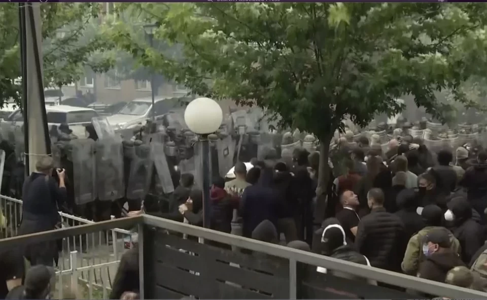 Χαοτική κατάσταση στο Κόσοβο: Άγριες συμπλοκές στους δρόμους