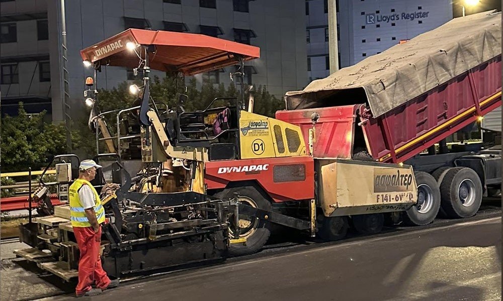 Μετά από 45 χρόνια έριξαν άσφαλτο στη λεωφόρο Συγγρού