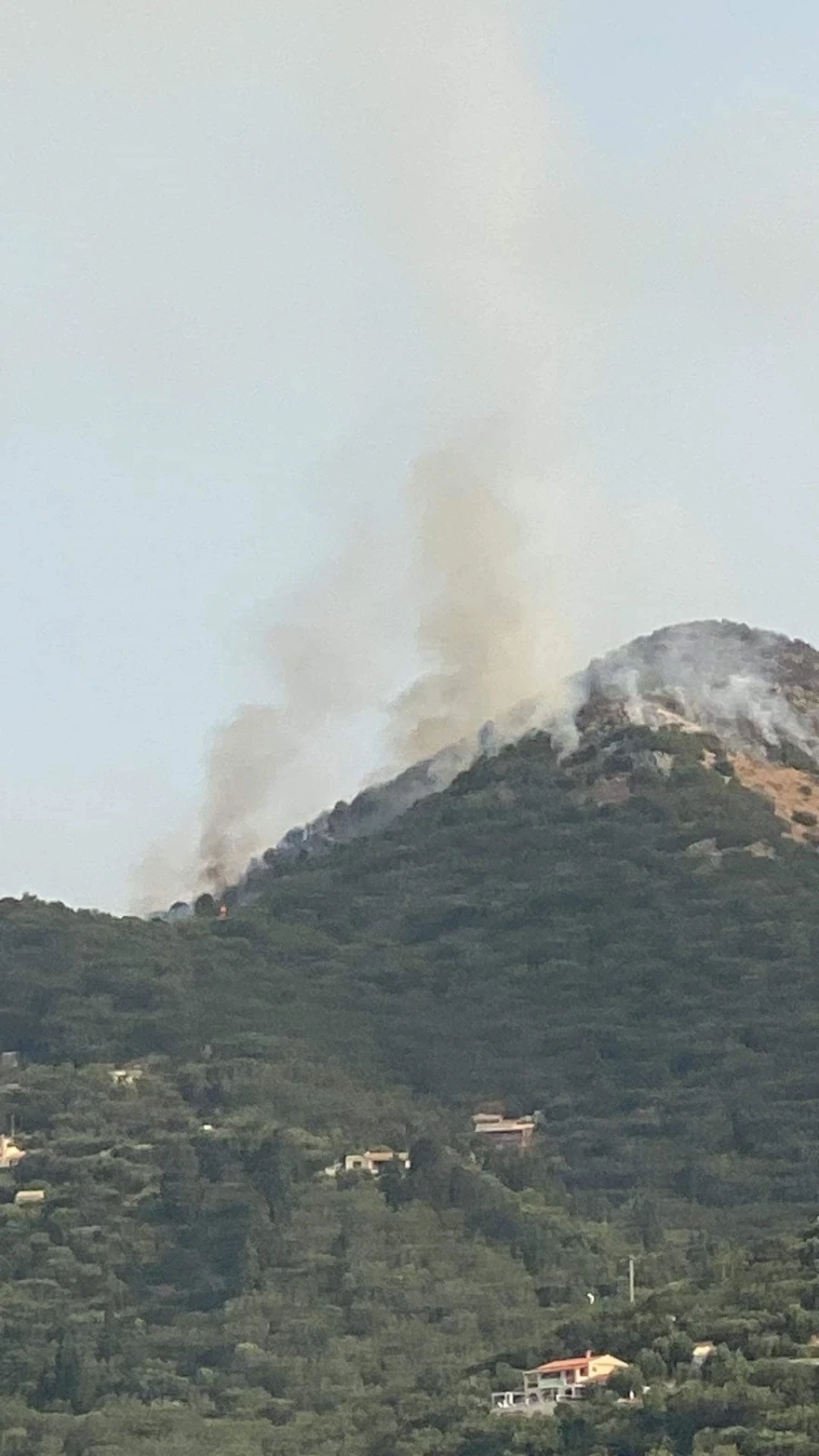Φωτιές: Μάχη να μην μπουν οι φλόγες στο χωριό Βάτι στη Ρόδο - Εκκενώθηκε η περιοχή Λούτσες στην Κέρκυρα