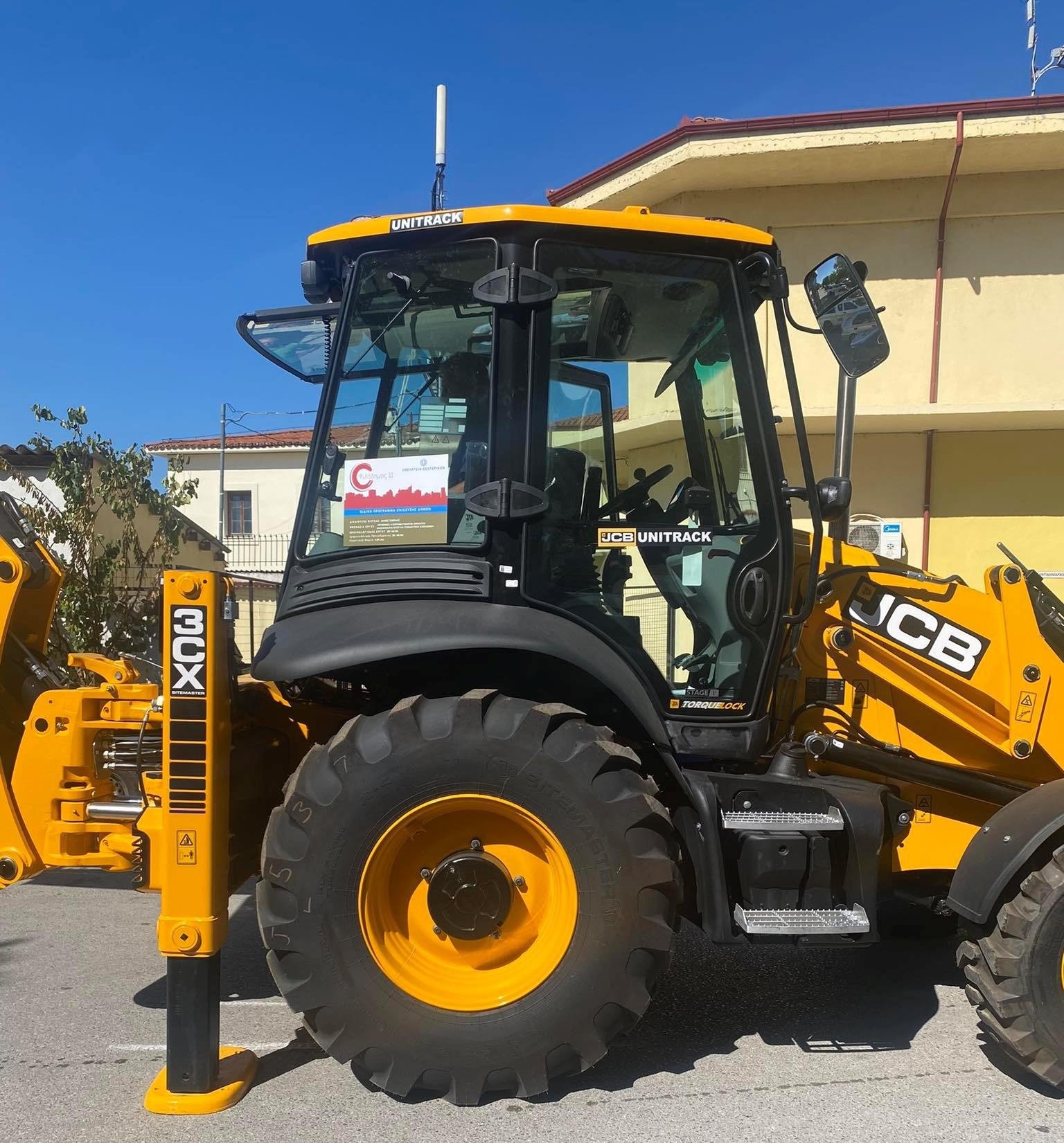 Καινούργιος φορτωτής- εκσκαφέας (JCB) στον δήμο Παιονίας