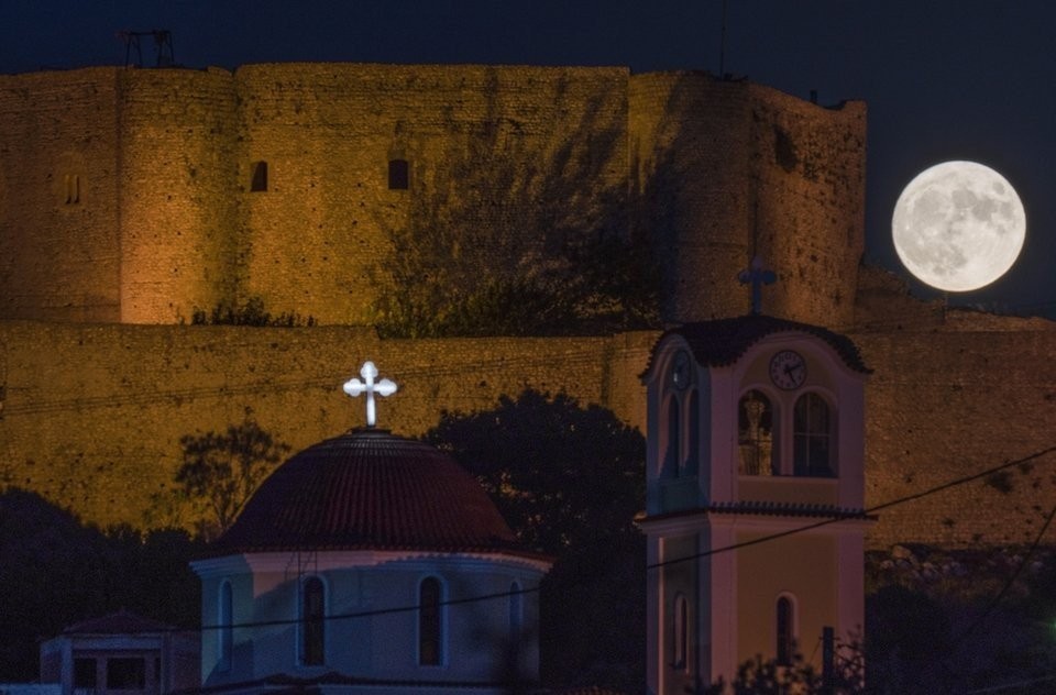 Αφοπλιστικές φωτογραφίες από την «μπλε πανσέληνο» στην Ελλάδα και στον κόσμο