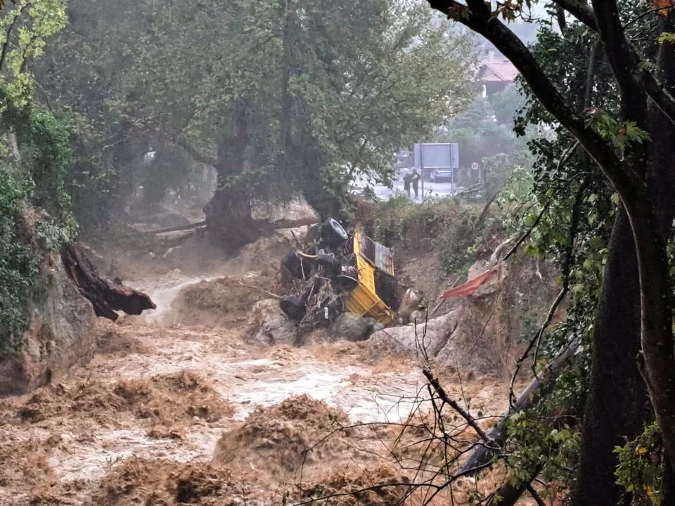 Πόλη κάτω από το νερό ο Βόλος: Νερό μέχρι τα παράθυρα, αυτοκίνητα στοιβαγμένα-Φωτογραφίες