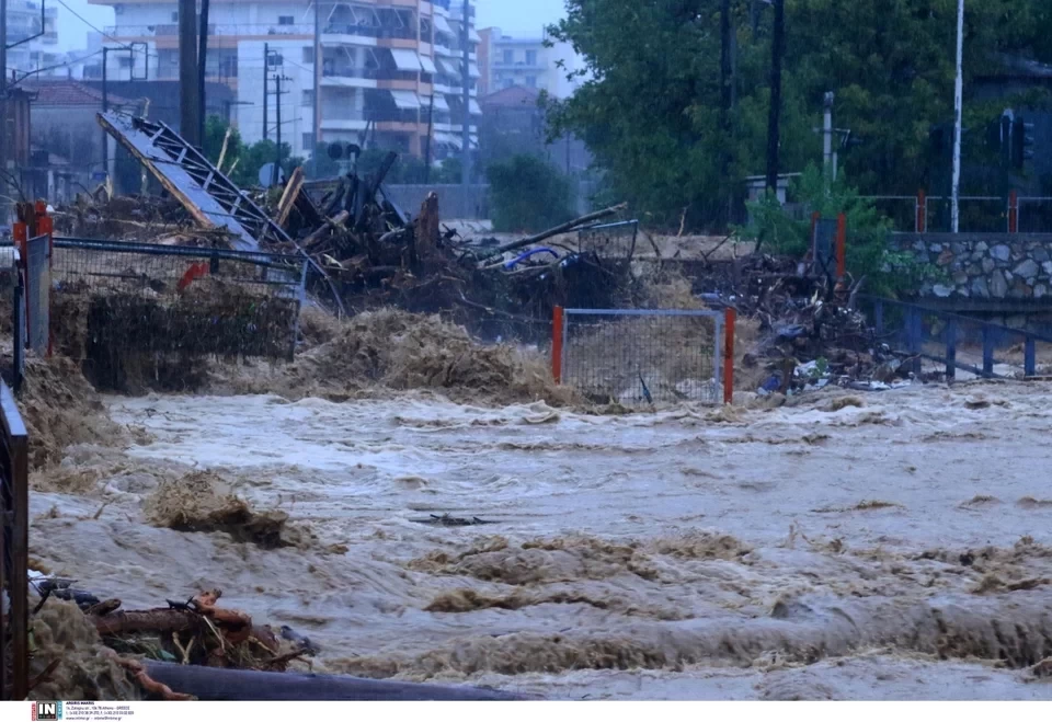 Πόλη κάτω από το νερό ο Βόλος: Νερό μέχρι τα παράθυρα, αυτοκίνητα στοιβαγμένα-Φωτογραφίες