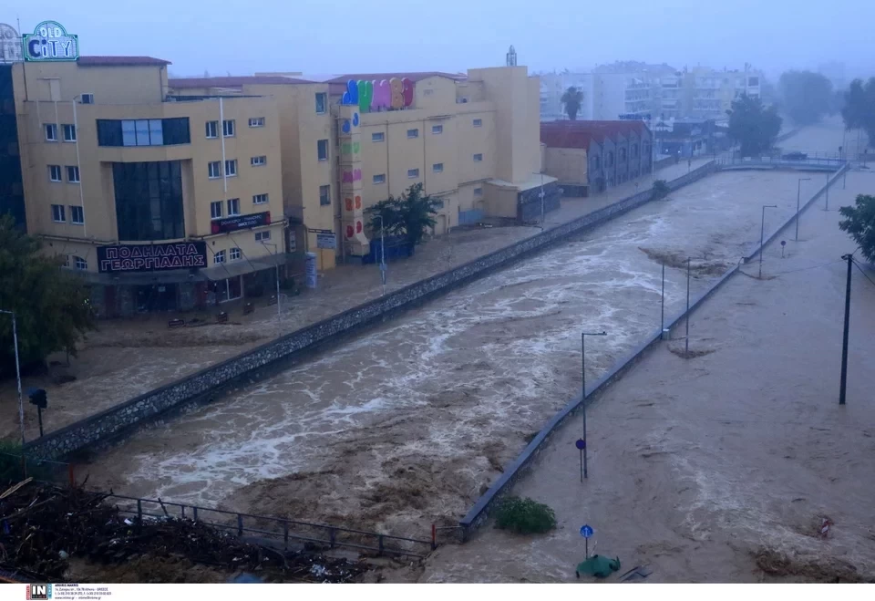 Πόλη κάτω από το νερό ο Βόλος: Νερό μέχρι τα παράθυρα, αυτοκίνητα στοιβαγμένα-Φωτογραφίες