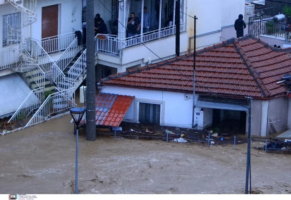 Πόλη κάτω από το νερό ο Βόλος: Νερό μέχρι τα παράθυρα, αυτοκίνητα στοιβαγμένα-Φωτογραφίες