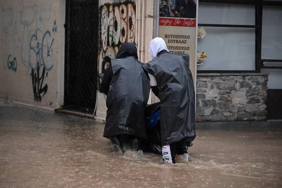 Πόλη κάτω από το νερό ο Βόλος: Νερό μέχρι τα παράθυρα, αυτοκίνητα στοιβαγμένα-Φωτογραφίες
