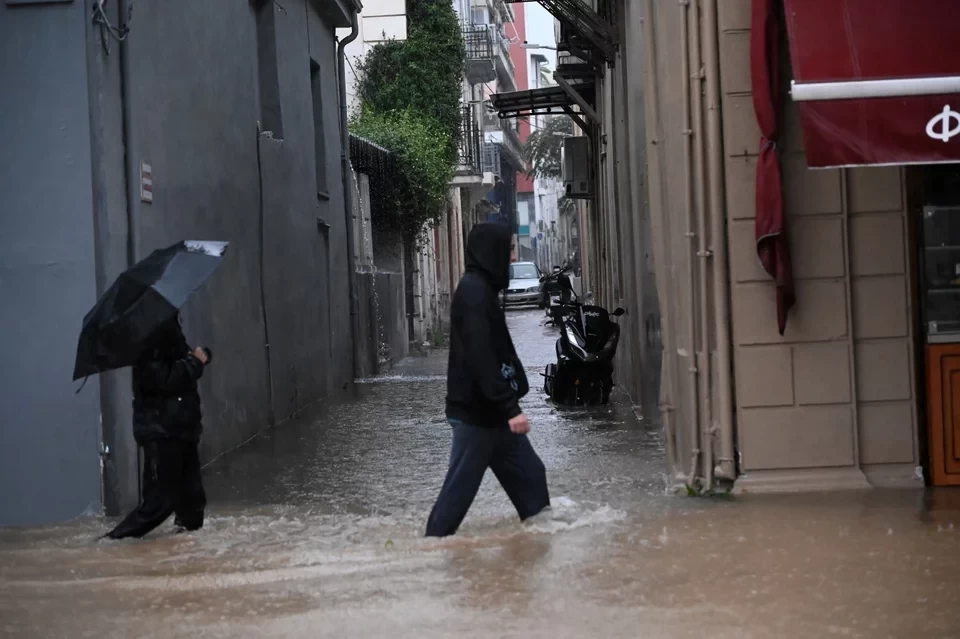 Πόλη κάτω από το νερό ο Βόλος: Νερό μέχρι τα παράθυρα, αυτοκίνητα στοιβαγμένα-Φωτογραφίες