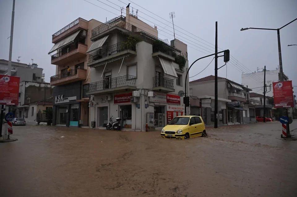 Πόλη κάτω από το νερό ο Βόλος: Νερό μέχρι τα παράθυρα, αυτοκίνητα στοιβαγμένα-Φωτογραφίες