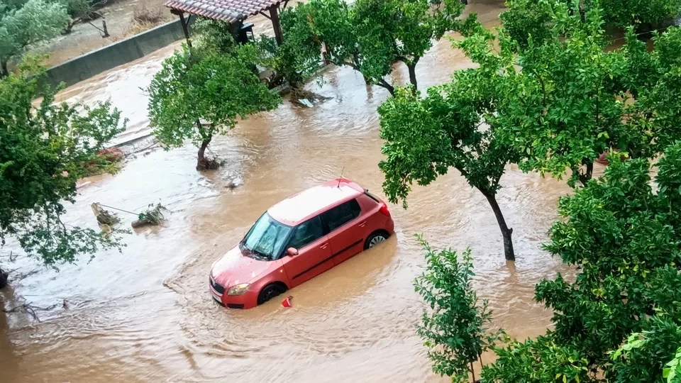 Συγκλονιστικές εικόνες από το Πήλιο: Τα ορμητικά νερά «κατάπιαν» ΙΧ μέσα σε λίγα λεπτά
