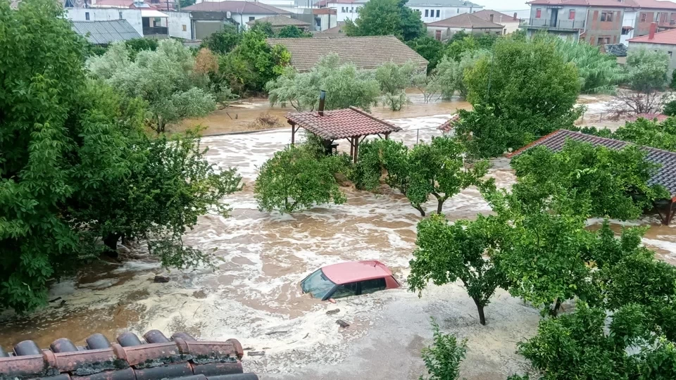 Συγκλονιστικές εικόνες από το Πήλιο: Τα ορμητικά νερά «κατάπιαν» ΙΧ μέσα σε λίγα λεπτά