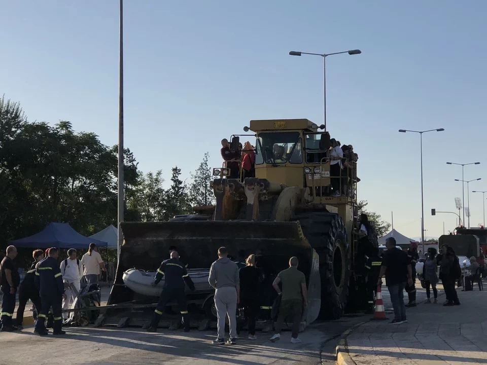 Η γέφυρα της... υπομονής στη Λάρισα: Δεκάδες περιμένουν επί ώρες να περάσουν απέναντι, πάνω σε εκσκαφείς