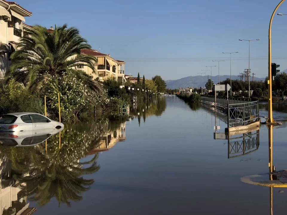 Η γέφυρα της... υπομονής στη Λάρισα: Δεκάδες περιμένουν επί ώρες να περάσουν απέναντι, πάνω σε εκσκαφείς
