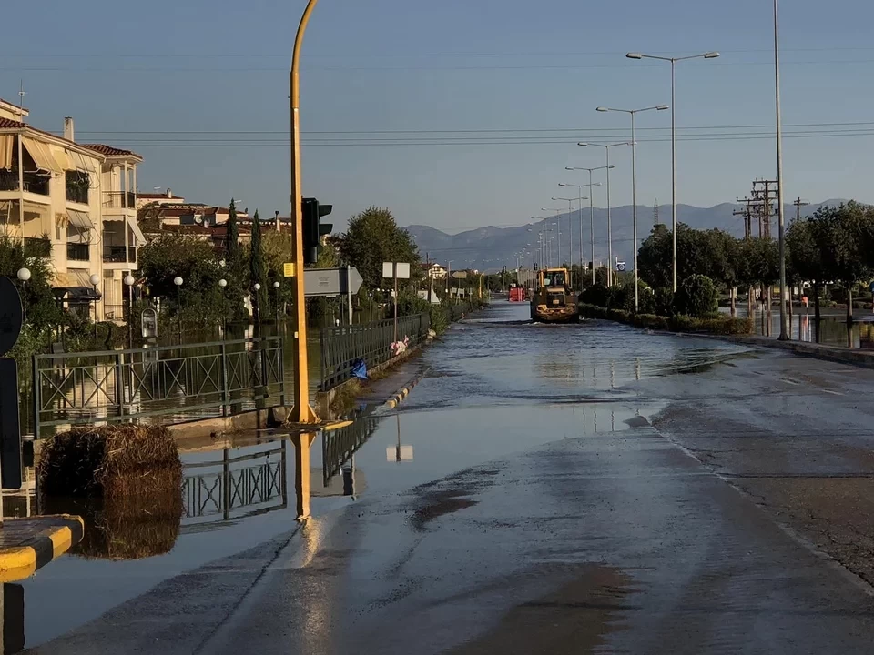 Η γέφυρα της... υπομονής στη Λάρισα: Δεκάδες περιμένουν επί ώρες να περάσουν απέναντι, πάνω σε εκσκαφείς