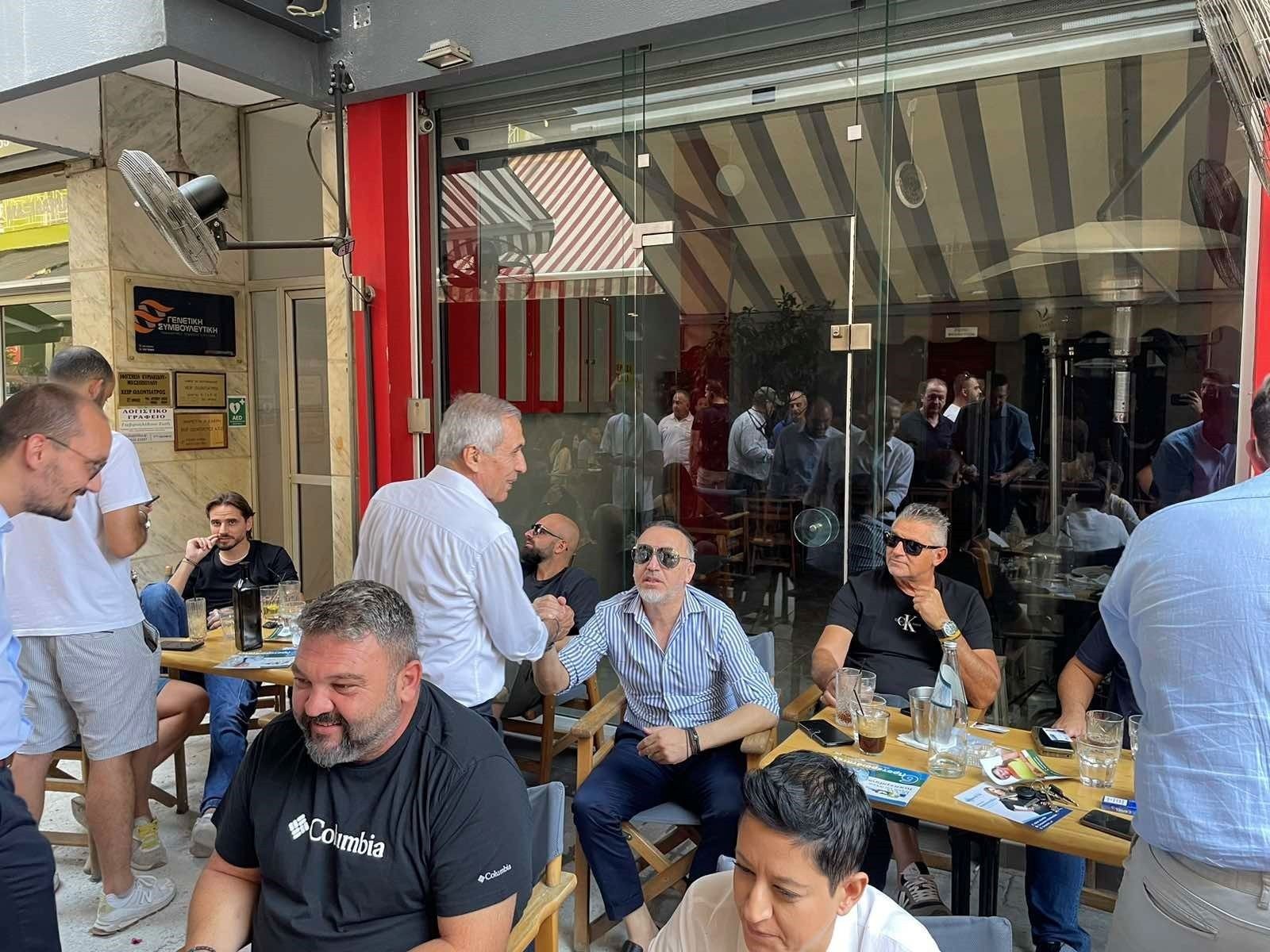 Τα καφέ και τα καταστήματα εστίασης του πεζόδρομου των Γιαννιτσών επισκέφτηκε ο υπ. δήμαρχος Πέλλας Στάθης Καστερίδης