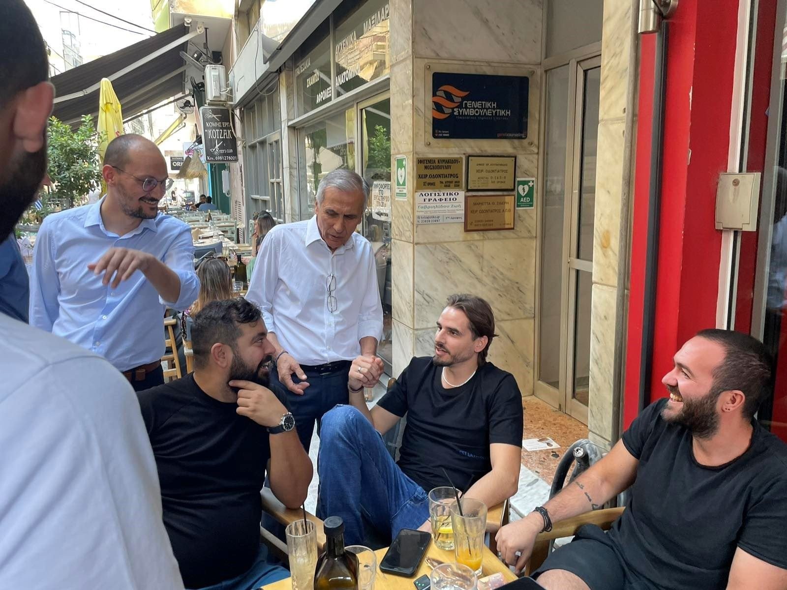 Τα καφέ και τα καταστήματα εστίασης του πεζόδρομου των Γιαννιτσών επισκέφτηκε ο υπ. δήμαρχος Πέλλας Στάθης Καστερίδης