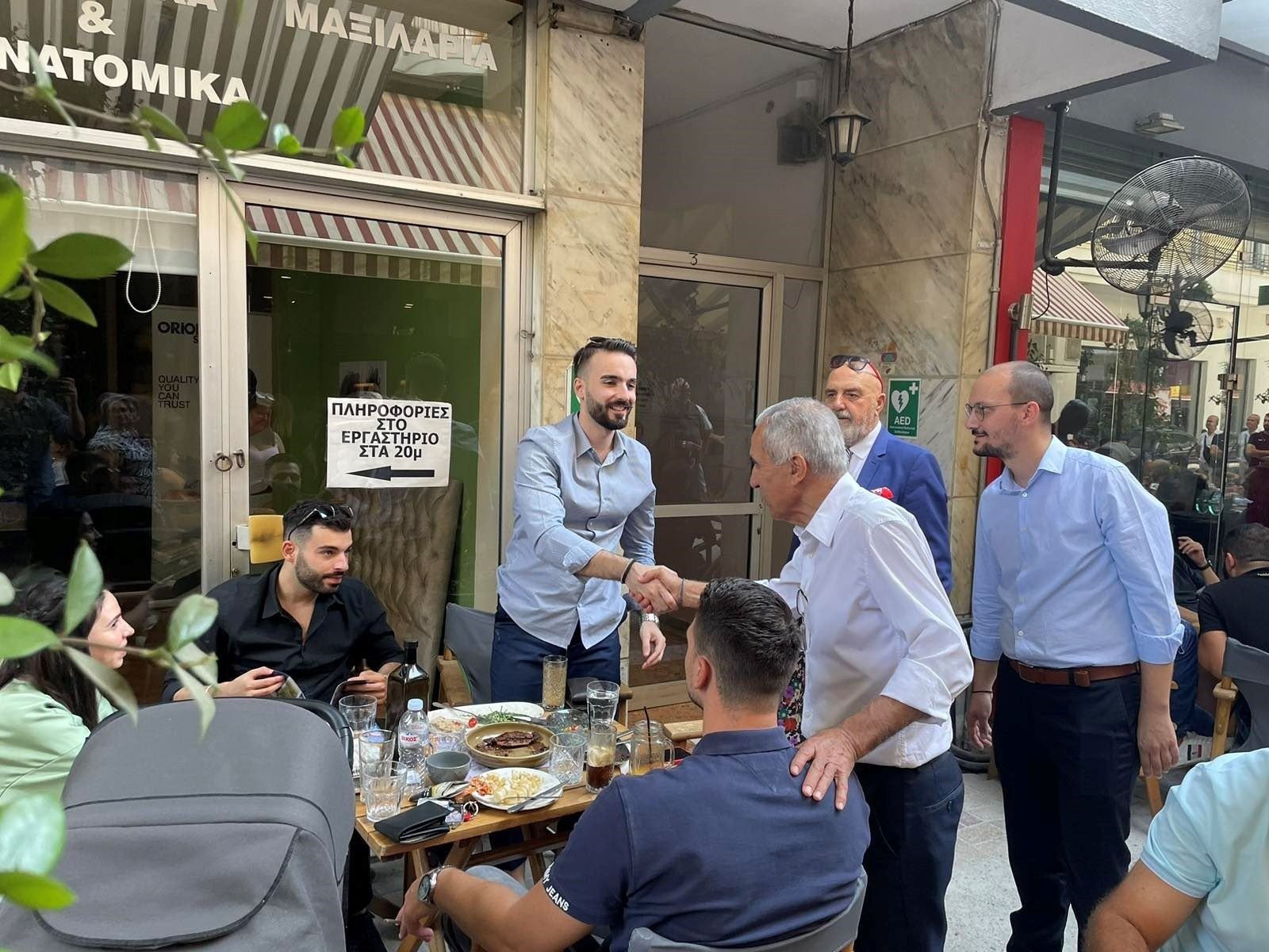 Τα καφέ και τα καταστήματα εστίασης του πεζόδρομου των Γιαννιτσών επισκέφτηκε ο υπ. δήμαρχος Πέλλας Στάθης Καστερίδης