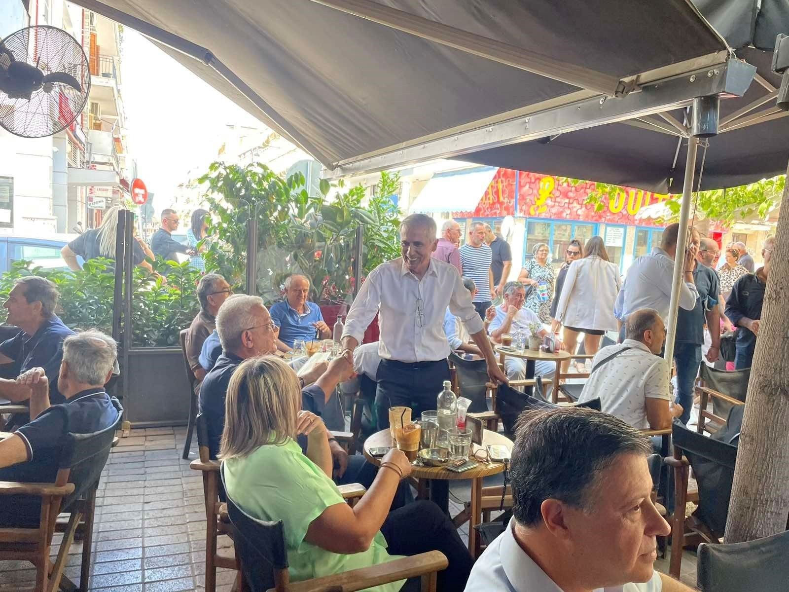 Τα καφέ και τα καταστήματα εστίασης του πεζόδρομου των Γιαννιτσών επισκέφτηκε ο υπ. δήμαρχος Πέλλας Στάθης Καστερίδης