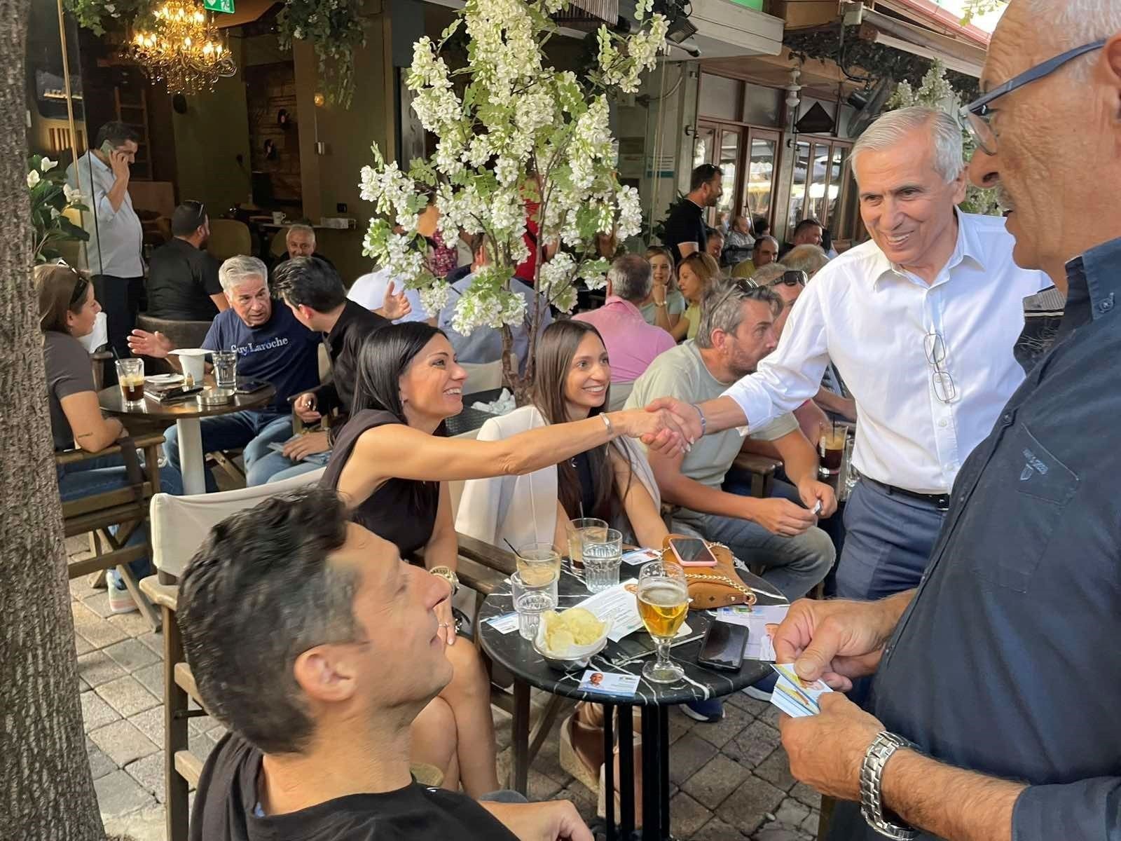 Τα καφέ και τα καταστήματα εστίασης του πεζόδρομου των Γιαννιτσών επισκέφτηκε ο υπ. δήμαρχος Πέλλας Στάθης Καστερίδης