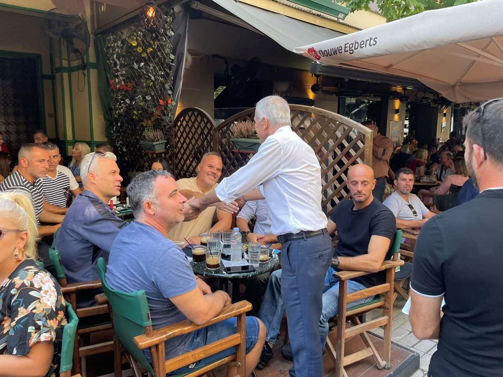 Τα καφέ και τα καταστήματα εστίασης του πεζόδρομου των Γιαννιτσών επισκέφτηκε ο υπ. δήμαρχος Πέλλας Στάθης Καστερίδης