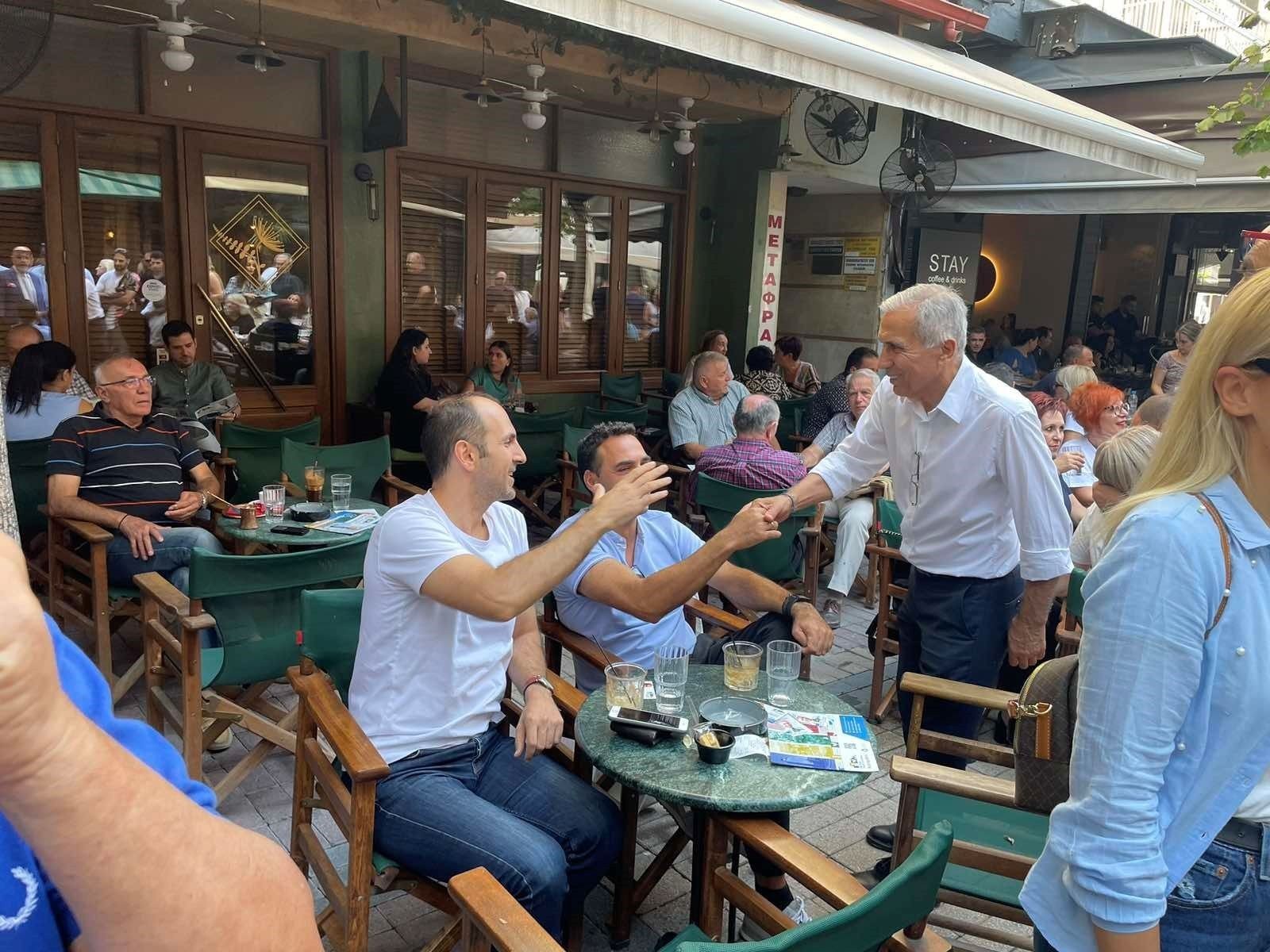 Τα καφέ και τα καταστήματα εστίασης του πεζόδρομου των Γιαννιτσών επισκέφτηκε ο υπ. δήμαρχος Πέλλας Στάθης Καστερίδης