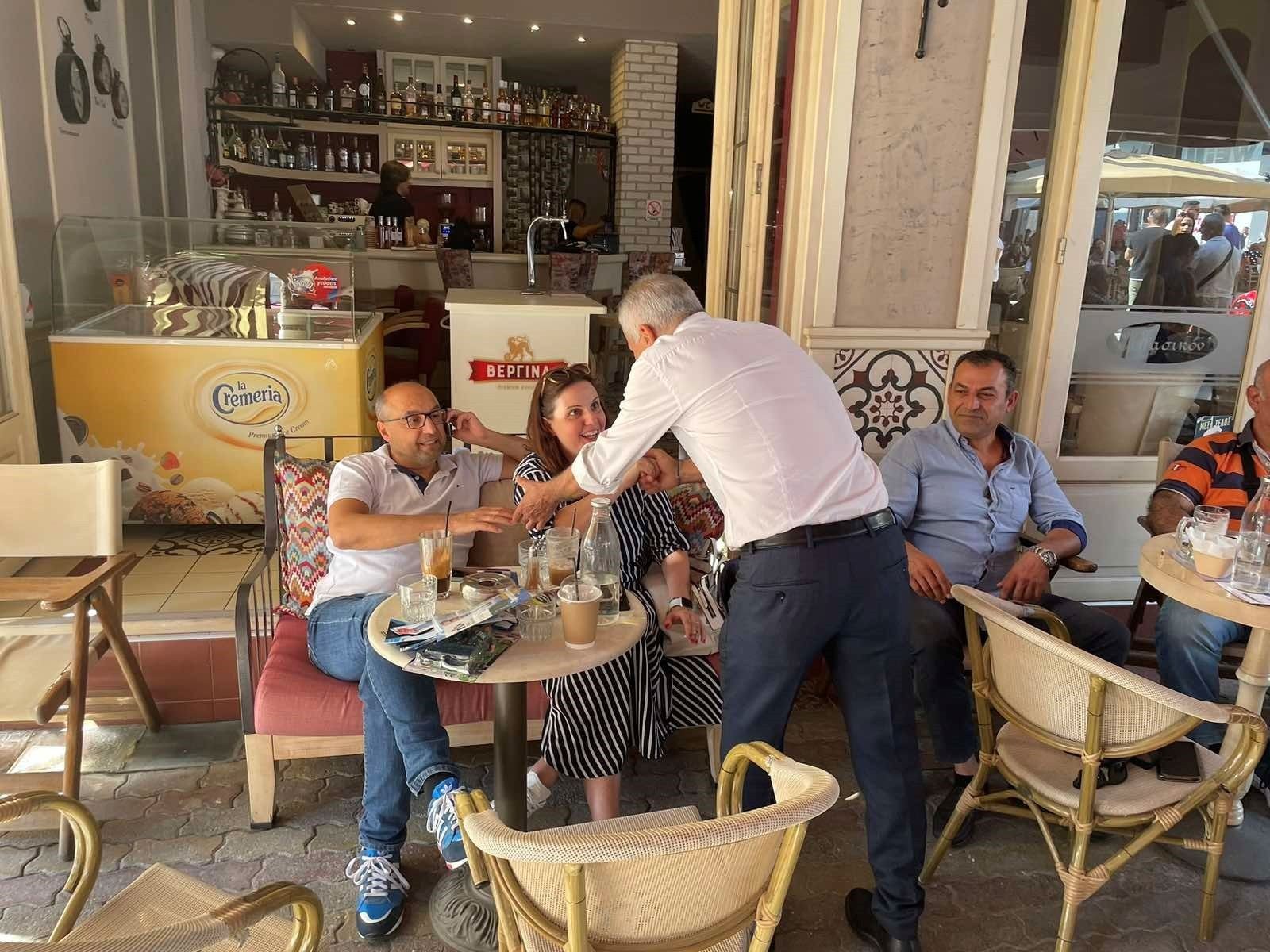 Τα καφέ και τα καταστήματα εστίασης του πεζόδρομου των Γιαννιτσών επισκέφτηκε ο υπ. δήμαρχος Πέλλας Στάθης Καστερίδης