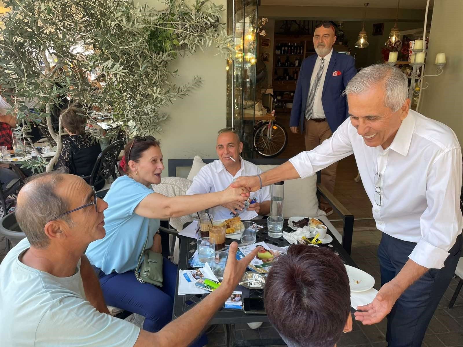 Τα καφέ και τα καταστήματα εστίασης του πεζόδρομου των Γιαννιτσών επισκέφτηκε ο υπ. δήμαρχος Πέλλας Στάθης Καστερίδης