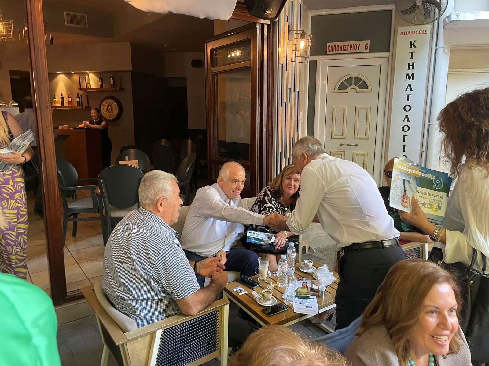 Τα καφέ και τα καταστήματα εστίασης του πεζόδρομου των Γιαννιτσών επισκέφτηκε ο υπ. δήμαρχος Πέλλας Στάθης Καστερίδης
