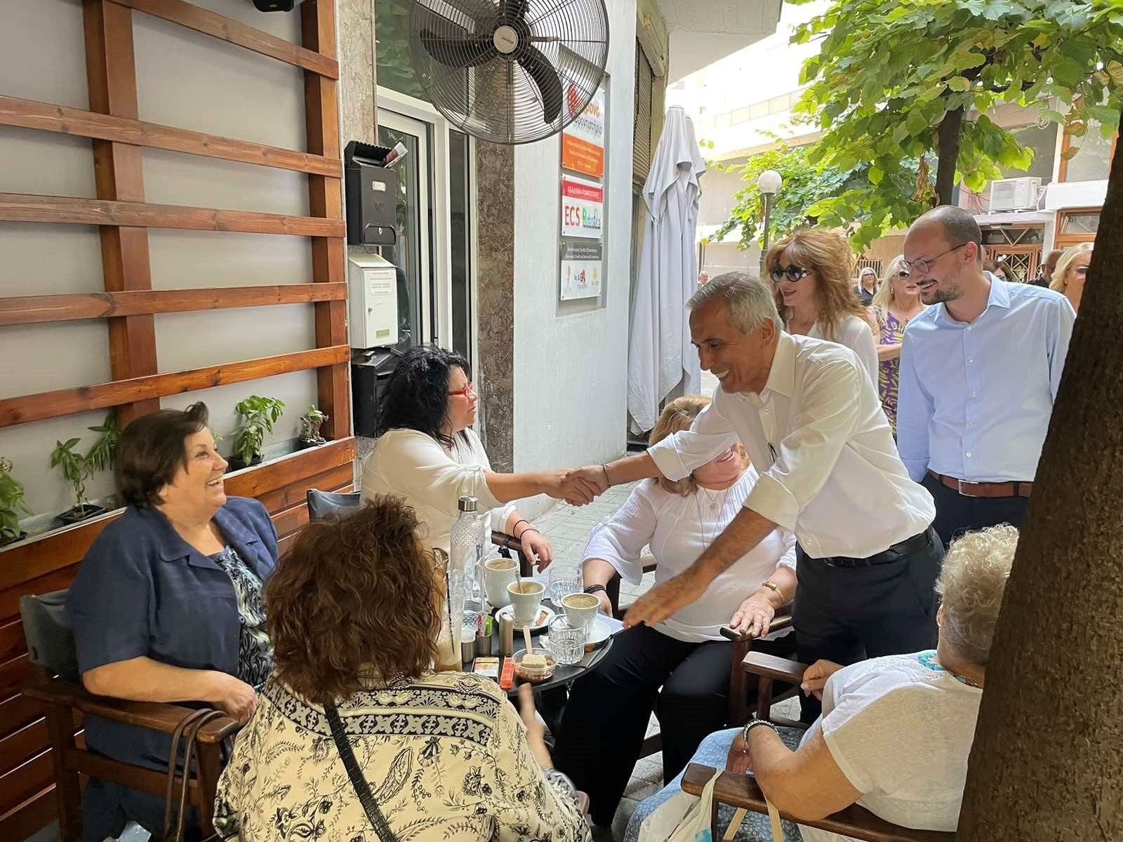 Τα καφέ και τα καταστήματα εστίασης του πεζόδρομου των Γιαννιτσών επισκέφτηκε ο υπ. δήμαρχος Πέλλας Στάθης Καστερίδης