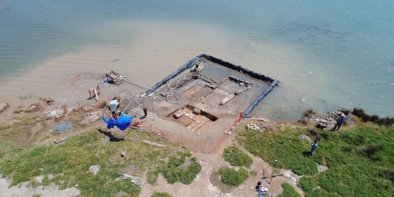 ΥΠΠΟ: Αρχαίο κτίριο επτά δωματίων έφερε στο φως η υποβρύχια έρευνα στη Σαλαμίνα