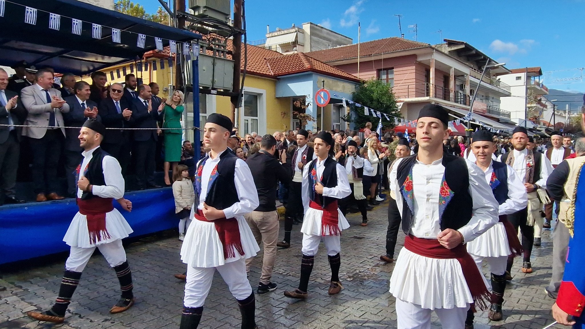 Περηφάνια και Ομοψυχία από τους συλλόγους της Αλμωπίας