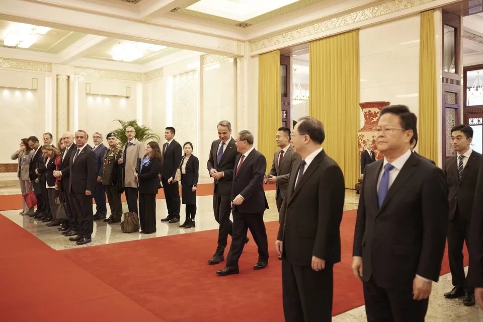 Στο Μέγαρο του Λαού ο Μητσοτάκης -Συνάντησε τον Κινέζο πρωθυπουργό Λι Κιανγκ, κατέθεσε στεφάνι