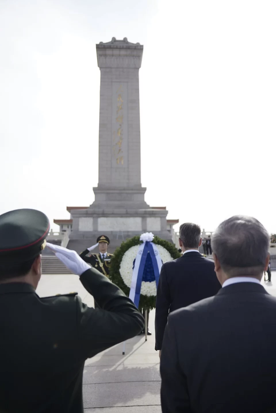 Στο Μέγαρο του Λαού ο Μητσοτάκης -Συνάντησε τον Κινέζο πρωθυπουργό Λι Κιανγκ, κατέθεσε στεφάνι